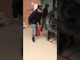 Distruggono la scuola urlando frasi di “Gomorra"