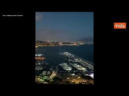 Cesare Cremonini canta da una terrazza a Napoli: «Stasera sei bellissima»