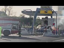 Torre del Greco: auto prende fuoco al casello