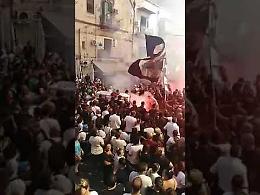 Folla e commozione per l'addio al tifoso della Curva B