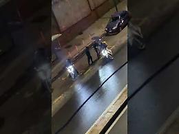 Rider picchiato e derubato del suo scooter a Napoli, il video in rete
