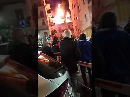 Portici, fiamme in un fabbricato: 26 intossicati, 72 gli sfollati