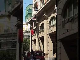 Lavori di spicconamento da un palazzo, traffico in tilt in via Morelli