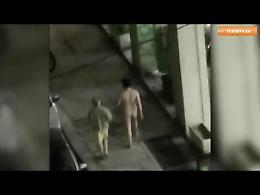 Cosa ci fa un uomo nudo in una strada di Palermo in piena emergenza coronavirus?