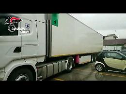 Commando assalta tir di surgelati, banditi inseguiti e arrestati