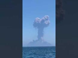 Stromboli, la colonna di fumo vista dal mare