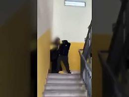 Bidello prende a schiaffi uno studente, la violenza diventa virale