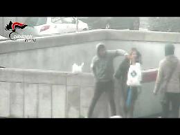 Scippava cellulari ai passanti nel Centro Direzionale, arrestato
