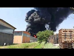 Vicenza, incendio in azienda vernici: fumo nero si vede per km