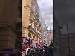 Incendio in un appartamento a Napoli, carabinieri e vigili sul posto