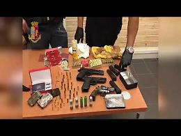 Droga, armi e munizioni in casa: coniugi arrestati a Scampia