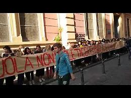 «La scuola non vuole tacere», flash mob alla De Amicis dopo gli insulti