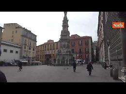 Napoli in zona rossa, la città è deserta: ecco le immagini