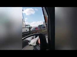 Sequestra scuolabus con ragazzini a bordo e gli dà fuoco. Le grida e il panico
