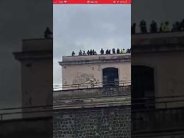 A Poggioreale detenuti sui tetti, protestano anche i familiari