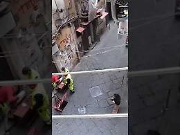 Quartieri Spagnoli, tutti ai balconi per cantare l'Inno di Mameli