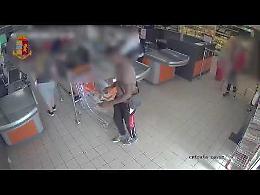 Rapina al supermercato, il raid ripreso dalle telecamere di sicurezza
