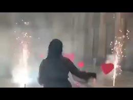 Proposta di matrimonio con fuochi d'artificio e musica nella Galleria Umberto