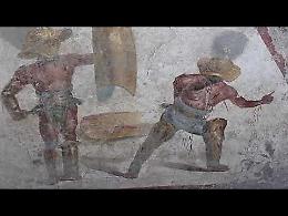 A Pompei torna alla luce l'affresco dei gladiatori combattenti
