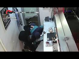 Rapina con sparatoria e ferito nella sala scommesse a Quarto, tre arresti 
