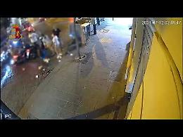 Poliziotto ferito a Napoli durante i festeggiamenti per l'Italia: ecco il video dello sparo