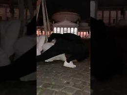“Look-down", il feto di Jago scuote piazza Plebiscito