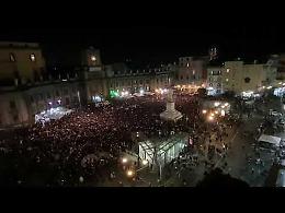Napoli, migliaia di sardine in piazza Dante