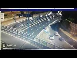 Manovra folle sulla corsia di accelerazione della Tangenziale di Napoli