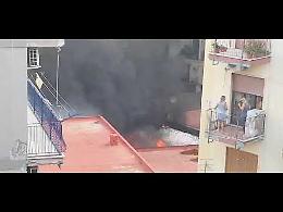 Castellammare, incendiato deposito delle Poste centrali