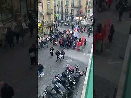 Carnevale a Napoli, in corteo la bandiera della pace