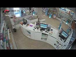 Rapinano farmacia, incastrati dai video
