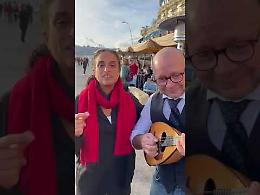 Sorpresa da “Antonio&Antonio”, arriva Noa e si mette a cantare