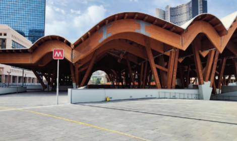 Rapina davanti alla stazione della metropolitana, preso un 17enne: caccia ai complici