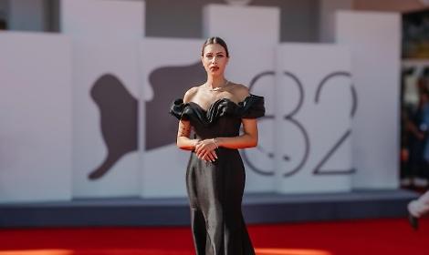 Venezia 82, Rossella Vitolo brilla sul red carpet tra Jude Law e Alicia Vikander