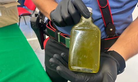 In casa 50 bottiglie di liquore alla marijuana, arrestato 24enne