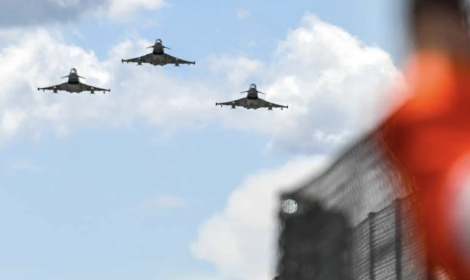 Regno Unito schiera i caccia in Polonia, Mosca accusa la Nato: «È in guerra con Russia»