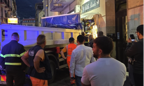 Camion si schianta in un negozio per bambini