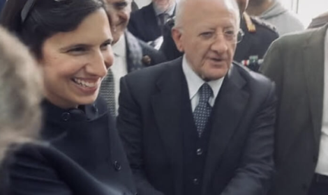 De Luca all'incontro con la Schlein, calorosa stretta di mano