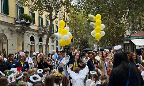 Vomero, sfilata di bambini vestiti da santi e angioletti per Ognissanti nel segno di “Pace e Bene”