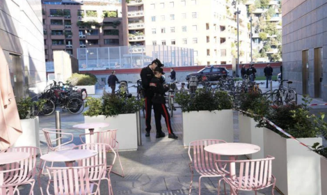 Donna accoltellata in piazza Gae Aulenti