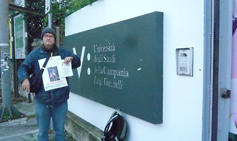 Distribuiva volantini, allontanato dall'ingresso dell'Università