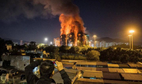 Inferno di fuoco ad Hong Kong, almeno 36 morti e centinaia di dispersi