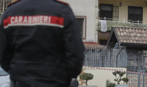 Marito e moglie trovati morti in casa con ferite da coltello