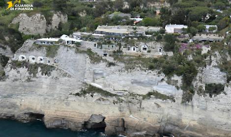 Gravi violazioni ambientali, sequestrato maxi resort a Ischia