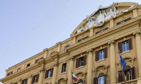 Affitti brevi, banche e tassa sui mini pacchi: cosa cambia in Manovra