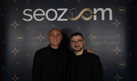 Successo per i 10 anni di SEOZoom: l'eccellenza tech 'nata a Napoli' lancia l'Osservatorio nazionale e la suite AI ufficiale davanti a pi&ugrave; di 70 professionisti