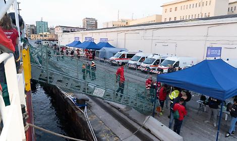 Sbarcati a Napoli i migranti soccorsi da Emergency