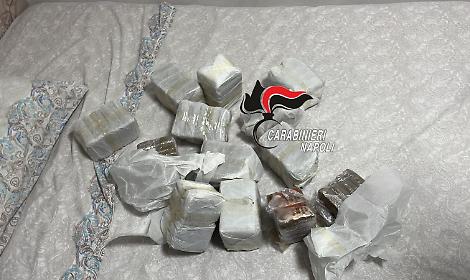 Blitz antidroga, in casa 13 chili di hashish: arrestata