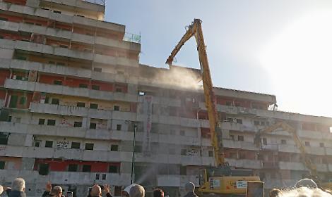Scampia, al via l'abbattimento della Vela rossa
