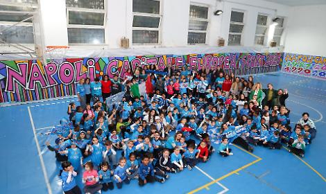 Alessandro Ciambrone, il maestro del murale da Guinness omaggia i 2500 anni di Napoli coinvolgendo 40mila studenti della Campania